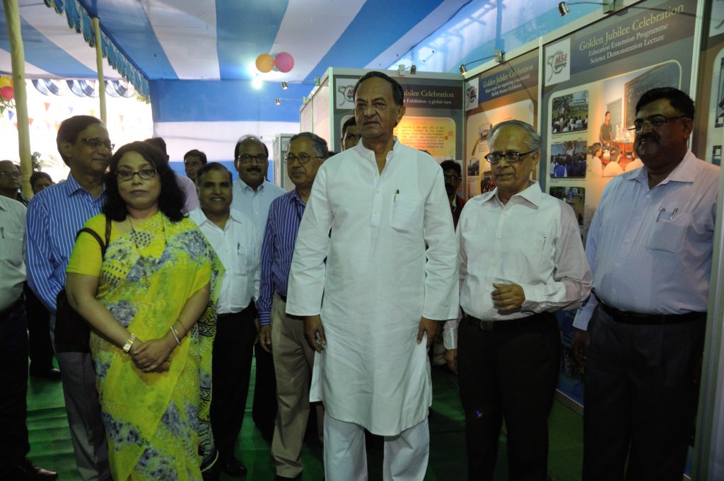 Arundhaty Ghosh - Manish Gupta - Saroj Ghose with NCSM Dignitaries Visit Mobile Science Exhibition